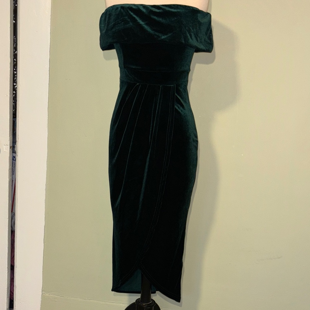Elegant Off-Shoulder Green Velvet Dress